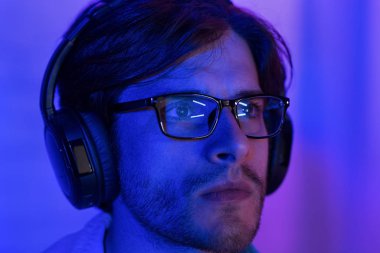 Hackleme konsepti. Gözlüklü adam bilgisayar ekranına bakıyor.