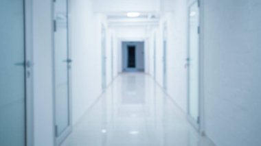 Kapalı kapıları olan özel bir hastanede boş bir koridor.