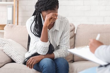 Umutsuz siyah kadın psikologların ofisinde danışmanlık yapıyor.