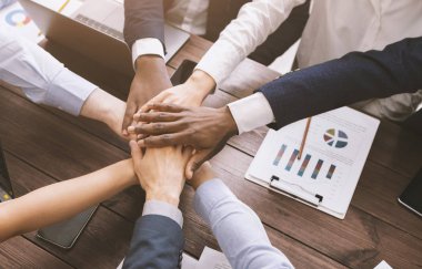 Çeşitli şirket çalışanlarının üst görüşleri bir araya toplanmış.