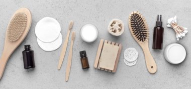 Sıfır atık aksesuar seti, temel eşyalar ve sabun gri üzerine