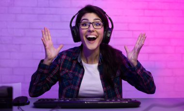Bilgisayarda online oyun oynayan mutlu esport bayan oyuncuları
