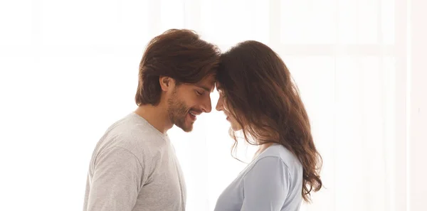 Retrato de pareja joven romántica enamorada tocando frentes —  Fotos de Stock