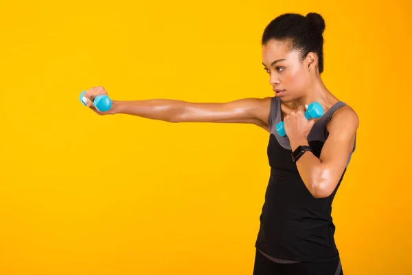 Afro Girl haciendo ejercicio de boxeo sosteniendo sombrillas sobre fondo amarillo — Foto de Stock