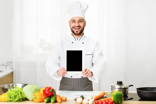 Chef Man Holding Blank Tablet Screen Standing În Bucătărie, Mockup — Fotografie, imagine de stoc