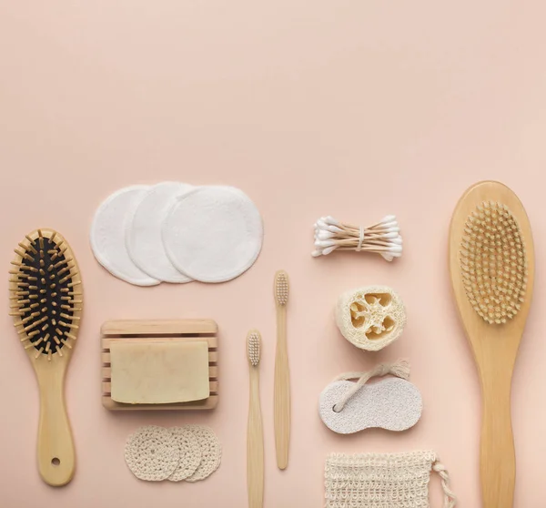 一套粉色背景的生态化妆品及洗浴用品 — 图库照片