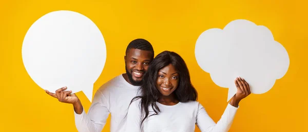 African American χαμογελαστό ζευγάρι κρατώντας φυσαλίδες επικοινωνίας στο στούντιο — Φωτογραφία Αρχείου