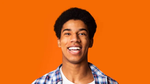 Emociones humanas. Retrato de sonriente afro adolescente chico —  Fotos de Stock