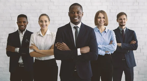 Millennial diversos colegas de negócios encabeçados com chefe preto — Fotografia de Stock