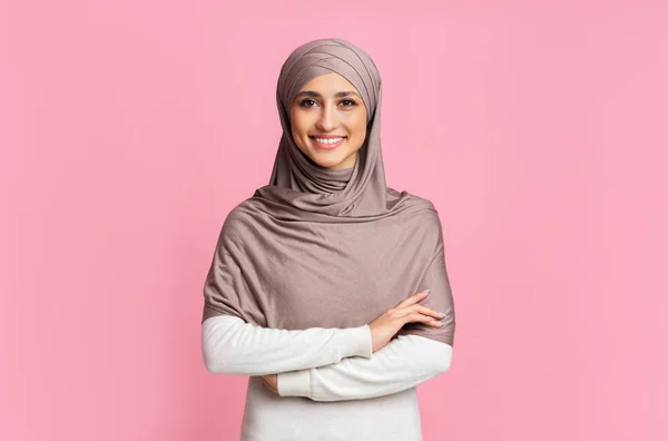 Portrét šťastné arabské dívky v hidžábu přes růžové pozadí studia — Stock fotografie