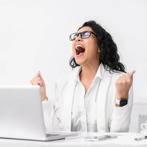 Gelukkige Spaanse meisje schreeuwen op het werk plaats — Stockfoto