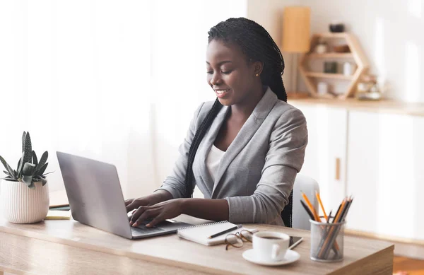 Erfolgreiche Geschäftsfrau arbeitet im Büro am Laptop — Stockfoto