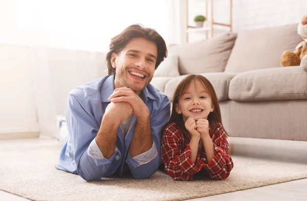 Pai solteiro feliz e sua filha sorrindo para a câmera — Fotografia de Stock