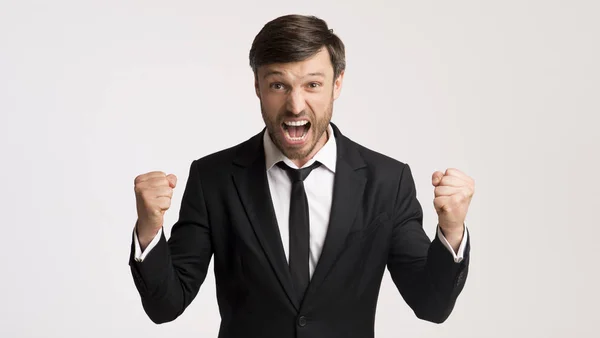 Empresario Gritando Sacudiendo Puños Celebrando el Éxito Empresarial En Estudio, Panorama — Foto de Stock