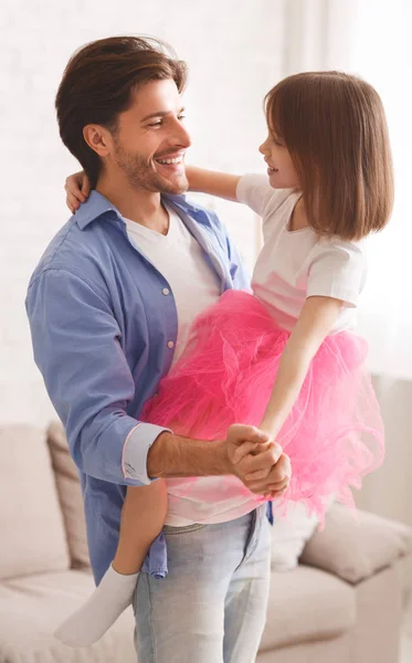 Pai alegre e pequena princesa filha dançando valsa em casa — Fotografia de Stock