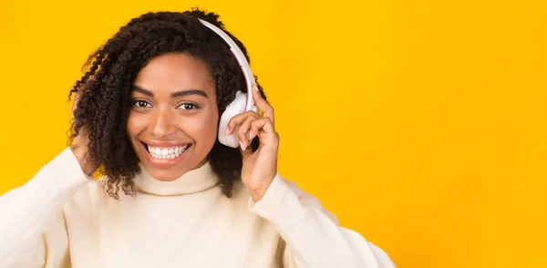 Portrait de fille noire souriante appréciant la musique — Photo