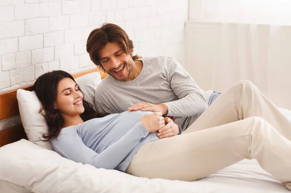 Milující manžel hladí břicho své těhotné ženy — Stock fotografie