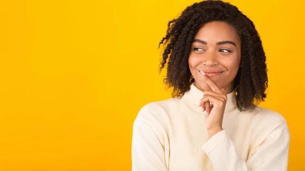 Close-up van dromerige afrikaanse amerikaanse meisje — Stockfoto