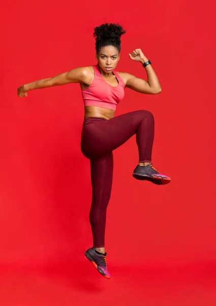 Aptidão ativa menina negra fazendo exercício, aquecendo o corpo — Fotografia de Stock
