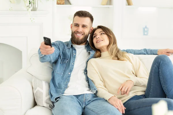 Pareja enamorada abrazando y viendo la televisión —  Fotos de Stock