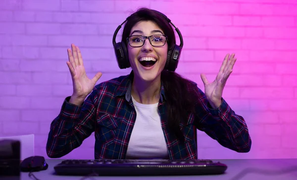 Happy esport female gamer playing online game on computer — Stock Photo, Image