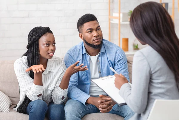 Junges Paar mit Beziehungsproblemen sitzt bei Therapiesitzung beim Psychologen — Stockfoto