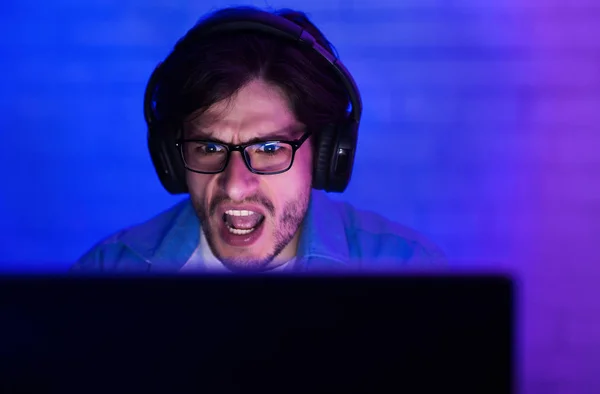 Fluxo irritado jogando videogame online e gritando — Fotografia de Stock