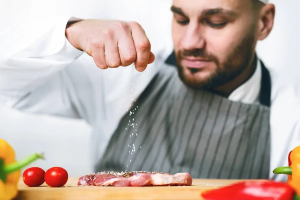 Kuchař Muž Koření Maso Vaření Jídlo V restauraci Kuchyně Kryté — Stock fotografie