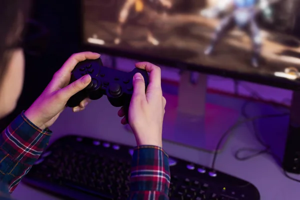 Female gamer holding joystick and playing video game — ストック写真