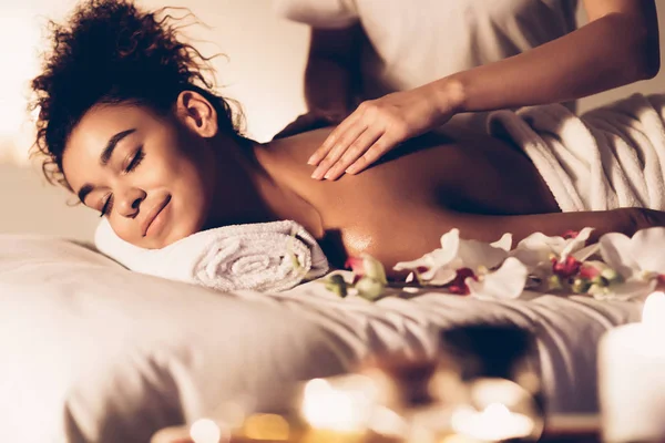 Leczenie spa. Młoda kobieta korzystających z masażu pleców w spa — Zdjęcie stockowe