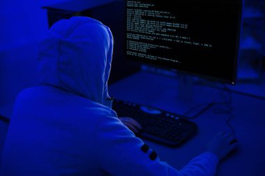 Siber saldırı konsepti. Html kodlu bilgisayar kullanan bir hacker