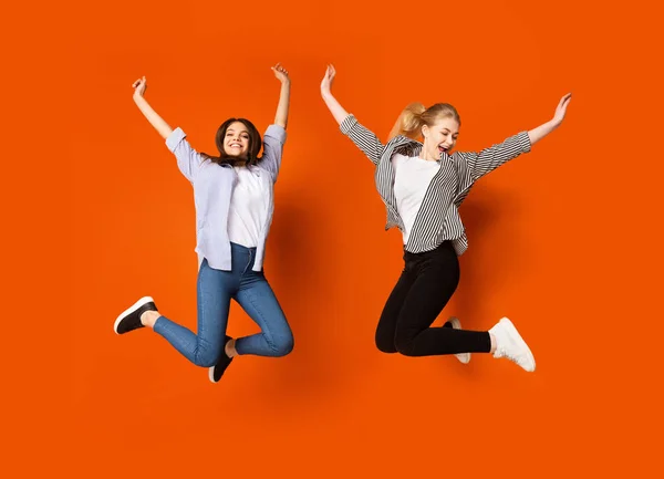 Freundschaftskonzept. Niedlich teen mädchen springen im studio — Stockfoto