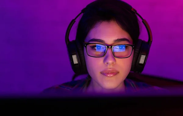 Profi-Gamer Mädchen, die an Esport-Spiele-Turnier teilnehmen — Stockfoto