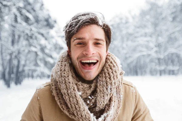 Ragazzo ridendo guardando macchina fotografica godendo mattina d'inverno all'aperto — Foto Stock