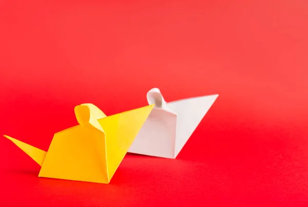 Origami of rats for Chinese New Year on bright red — Stock Photo, Image