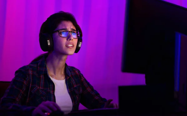 Gamer chica streaming juego de disparos en línea en PC — Foto de Stock