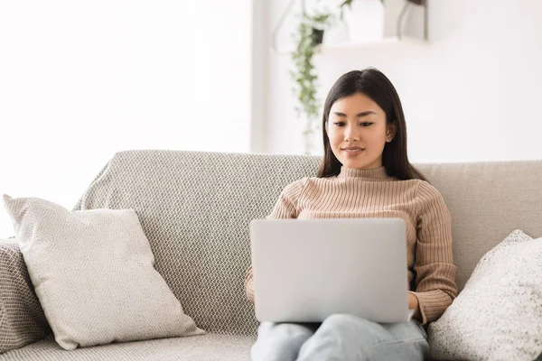 Concepto independiente. Asiática chica trabajando en línea en portátil —  Fotos de Stock