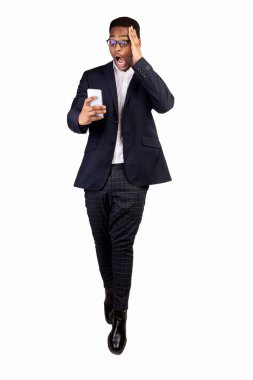 Cep telefonlu afro adamın tam boy resmi