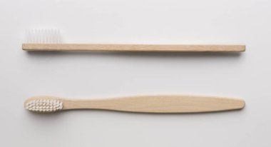 Beyaz arkaplanda doğal bambu diş fırçaları