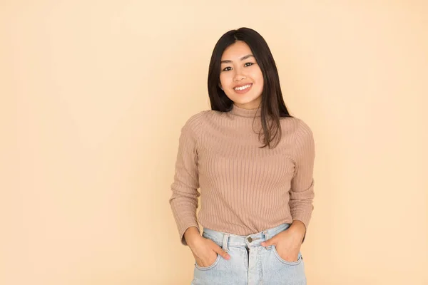 Portrait of asian girl on peach background, smile to camera — Stok Foto