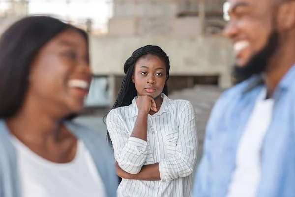 Upprörd svart kvinna ser sitt ex lycklig i nya relationer — Stockfoto
