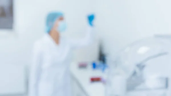 Wazig silhouet van laboratoriumassistent met monsters in de hand voor analyse — Stockfoto