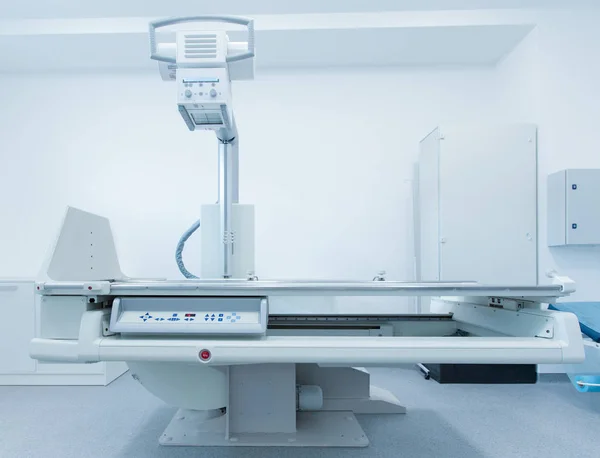 Moderní lékařská místnost s automatickým rentgenovým strojem a gaučem — Stock fotografie