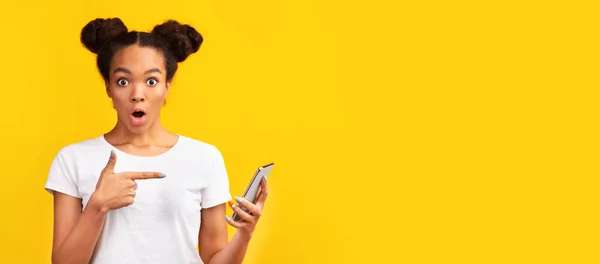Close-up van verbaasd zwart tiener wijzend op mobiele telefoon — Stockfoto