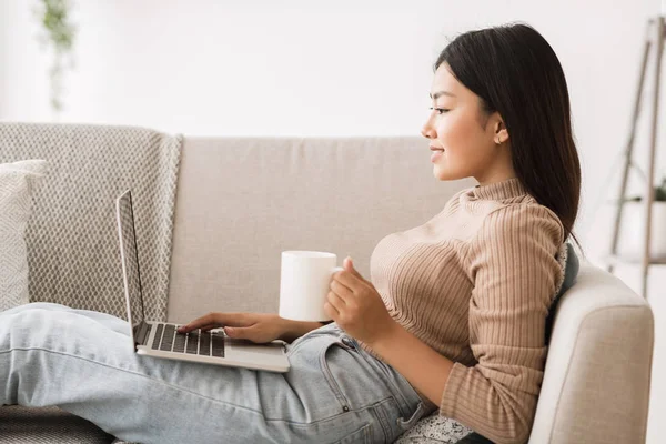 Freizeit am Wochenende. Frauennetzwerk am Laptop, Seitenansicht — Stockfoto