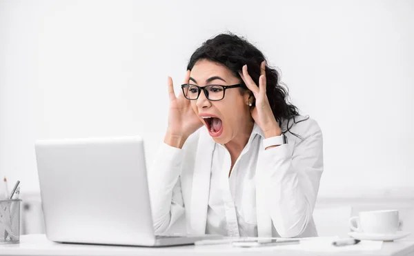 Zszokowany zaskoczony latynoska kobieta za pomocą komputera i krzyczy — Zdjęcie stockowe