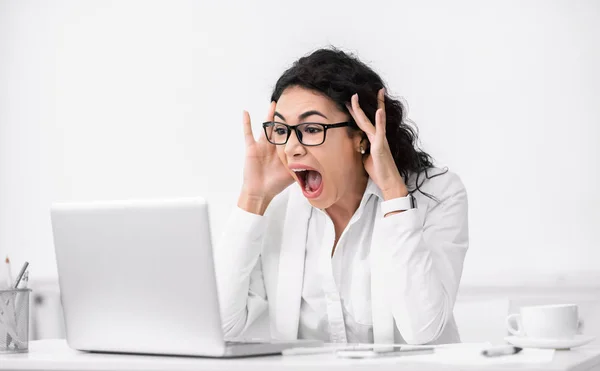 Chocado surpreendido latina mulher usando pc e gritando — Fotografia de Stock