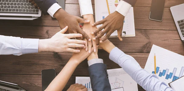 Multiethnische Mitarbeiter stapeln sich im Büro die Hände — Stockfoto