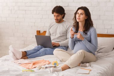 Düşünceli hamile kadın doğum hastanesine gitmek için kontrol listesi düşünüyor.