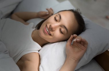 Uyku, konforlu ve blissfully yatakta yatan kadın